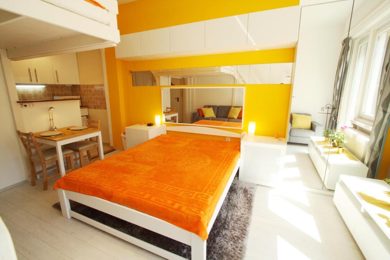 Sunny Studio With Balcony In Party District Budapest Luaran gambar