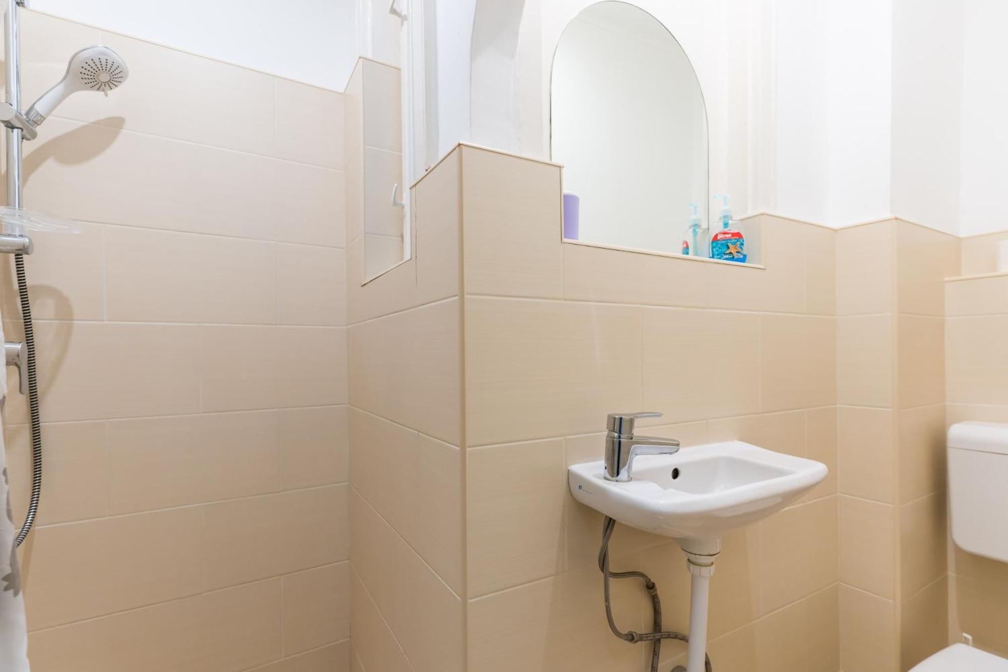 Sunny Studio With Balcony In Party District Budapest Luaran gambar