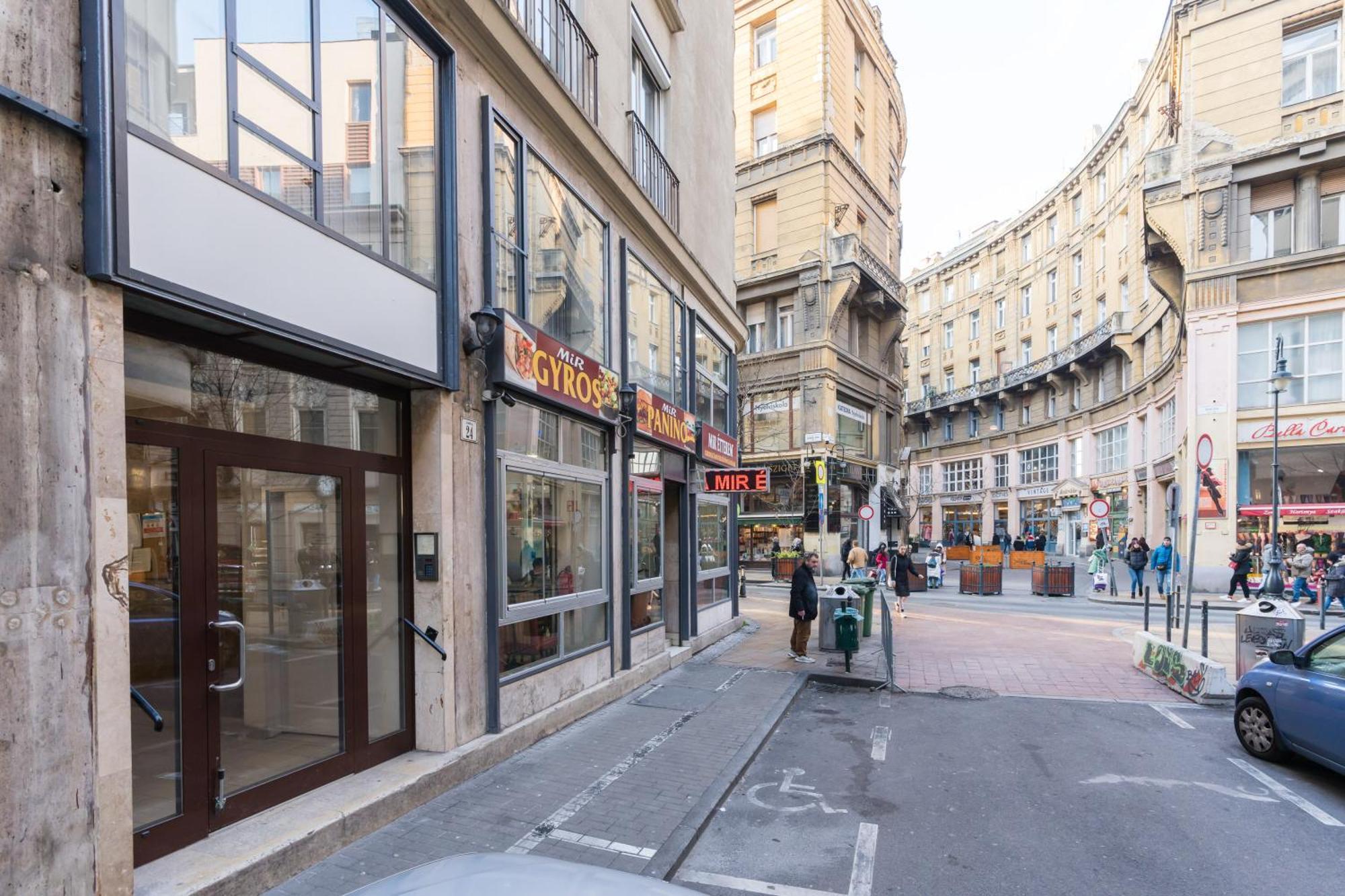 Sunny Studio With Balcony In Party District Budapest Luaran gambar